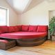 Entspannungszimmer mit rotem Sofa - Woodstocker Tischlerei - Seefeld Leutasch