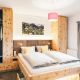 Schlafzimmer mit Balkon - Woodstocker Tischlerei - Seefeld Leutasch